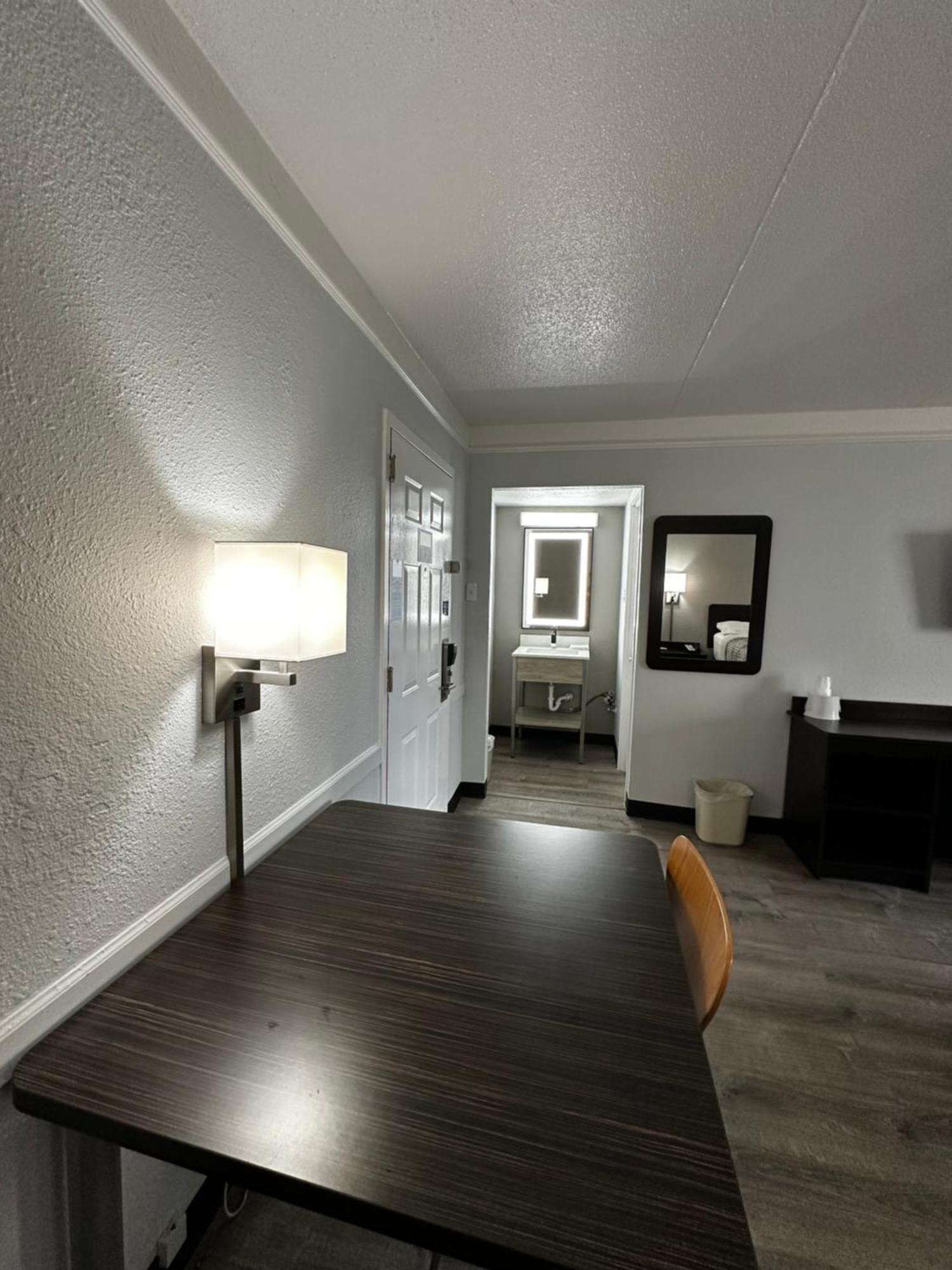 Deluxe King Room - Non-Smoking